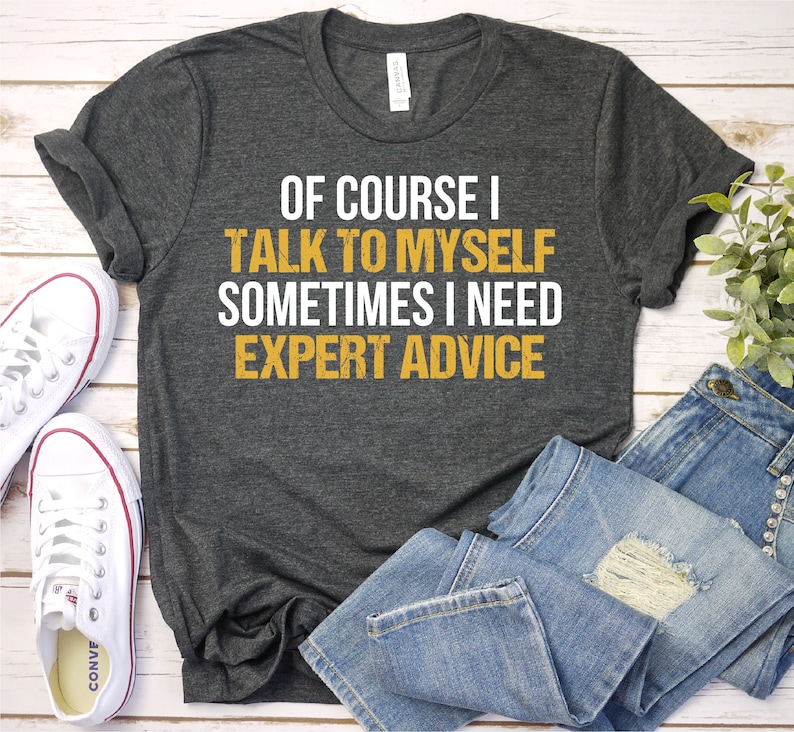 Może przedstawiać: Szary t-shirt z napisem "Of course I talk to myself sometimes I need expert advice" w białym i ż&oacute;łtym kolorze.