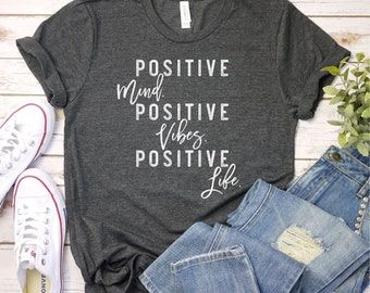 Camiseta de mente positiva, vibraciones positivas, vida positiva: citas inspiradoras positivas, camiseta con refranes positivos, camiseta premium unisex para hombres y mujeres
