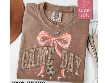 Maglietta da calcio Comfort Colors® per la stagione calcistica, maglietta da mamma calciatrice, maglietta per il giorno della partita di calcio, maglietta da calcio per la stagione autunnale