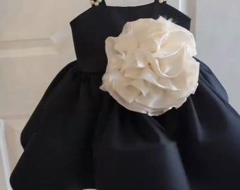 Vestido de daminha de honra em tule, vestido de festa em cetim preto com laço.