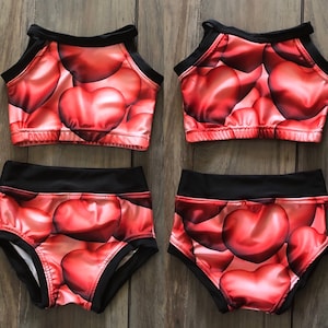NEU Benutzerdefinierte Rot Schwarz Herzen Valentinstag Dance DanceWear Convention Wear 2PC Set Top Briefs Kind Kind Mädchen