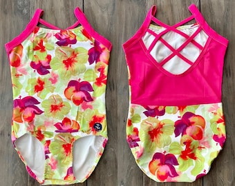 Nuevo leotardo de gimnasia para niñas pequeñas con estampado floral hawaiano de hibisco de Anchor Fiji, color rosa neón y amarillo, con tirantes y espalda de malla.