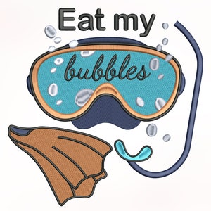 Può includere: Una maschera da subacquea blu e bianca con un boccaglio e pinne. La maschera ha il testo "Eat my bubbles" scritto su di essa.