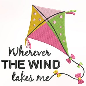 Op de afbeelding: Een roze, groene en gele vlieger met een zwart touw en strikken. De tekst "Wherever the wind takes me" staat onder de vlieger.