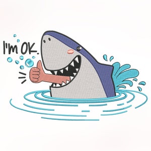 Puede incluir: Un tiburón de dibujos animados con una aleta azul y un cuerpo blanco está dando un pulgar hacia arriba con su aleta. El tiburón está en agua azul con burbujas a su alrededor. El texto "I'm OK." está por encima del tiburón.