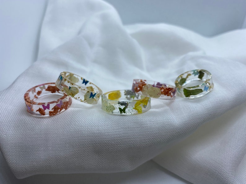 Resin Ring w Butterfly Giltter /& White flowers