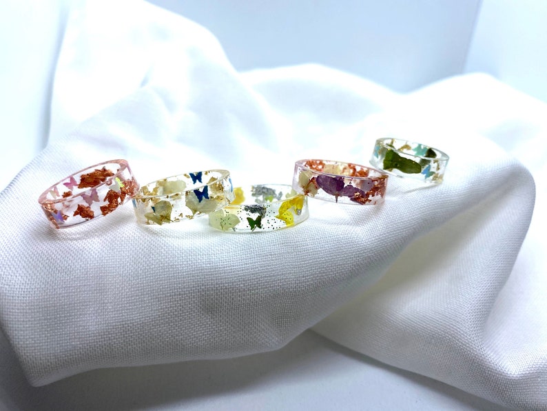 Resin Ring w Butterfly Giltter /& White flowers