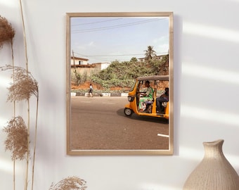 Viaje por carretera África Edificios nigerianos y personas en un cartel de trabajo de automóviles pequeños, arte de pared ideal para el hogar o el trabajo A2-A5