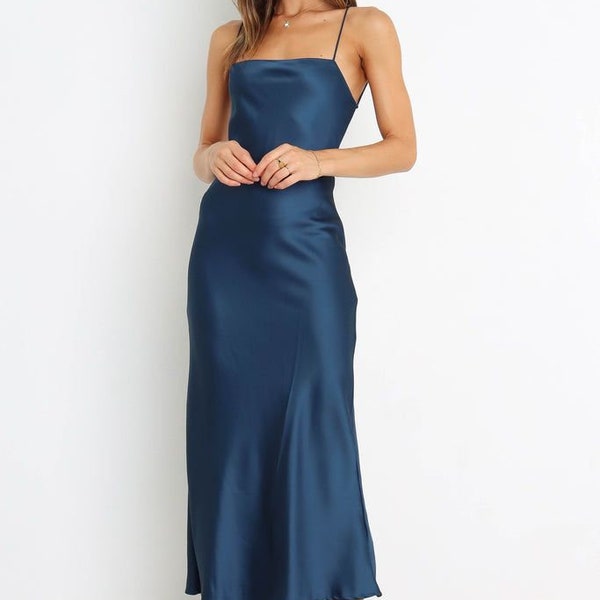 Petrol Blau / Marineblau Soft-Satin Seide Midi Länge Wasserfallausschnitt Kleid mit verstellbaren Schultergurten Kurzes Kleid Brautjungfer Kleid Abendkleid