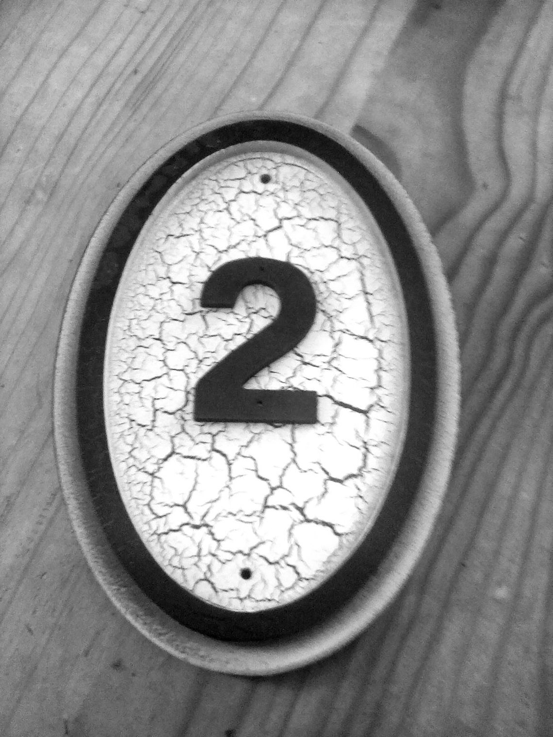 Black and white personalised wooden house number plaque with a Etsy.de