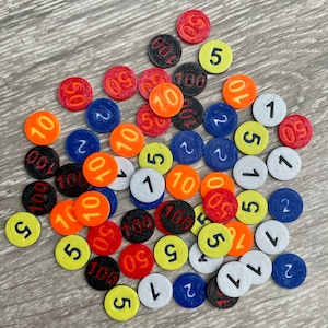 Juego de fichas de daño/dinero (juego de 48 piezas) con dados y estuche de almacenamiento