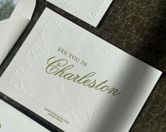 Tarjeta «Nos vemos en Charleston» • Inserto para boda sureña • Diseño digital A1 • Tinta oliva • Papelería romántica para destinos de ensueño