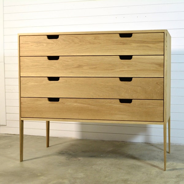 Commode en chêne ou en bois massif de noyer, coffre en bois de chêne, crédence du milieu du siècle, design scandinave