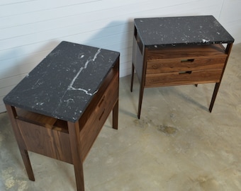 Nachttisch mit zwei Schubladen und einer Ablage aus Nussbaumholz und schwarzem Marmor