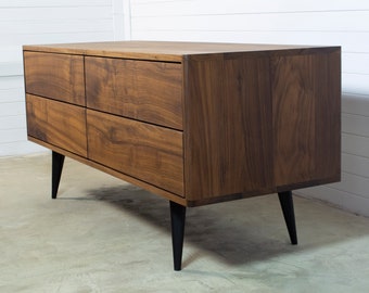 Buffet en bois de noyer massif, Commode, Armoire média, design scandinave.