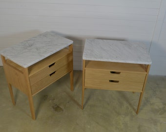 Paire de tables de chevet, table de chevet avec deux tiroirs et une étagère en bois de noyer et plateau en marbre noir