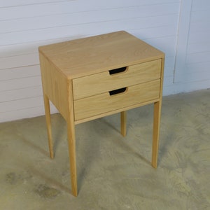Table de chevet en bois massif faite main : table de chevet moderne Mid-Century