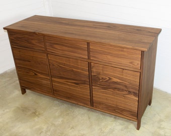 La cómoda es de madera maciza de nogal / roble, Credenza de mediados de siglo, gabinete de medios, diseño sandinaviano