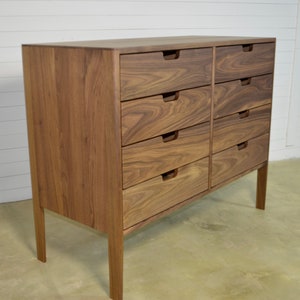 Skandinavische Kommode: Massivholz Kommode: Mid-Century Skandinavische Anrichte