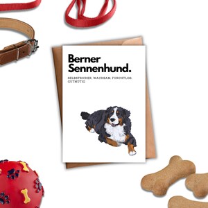 Könnte beinhalten: Eine Grußkarte mit einer Illustration eines Berner Sennenhundes. Der Text "Berner Sennenhund" ist fett gedruckt. Darunter steht "SELBSTSICHER. WACHSAM. FURCHTLOS. GUTMÜTIG". Die Karte liegt auf einem braunen Umschlag.