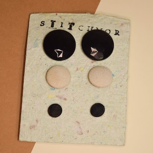 Vintage Button Delight: confezione da tre orecchini a bottone per indumenti riciclati con metallo ipoallergenico fatti a mano, confezione da 3 di borchie bianche e nere