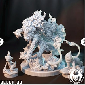 Może przedstawiać: Trójwymiarowa figurka wydrukowana w 3D przedstawiająca stworzenie przypominające małpę z płomieniami i podstawą w kształcie chmury. Figurka jest pomalowana na jasnoszary kolor. Figurka stoi na okrągłej podstawie. Figurka jest otoczona dwiema mniejszymi figurkami małp. Mniejsze figurki są również pomalowane na jasnoszary kolor. Mniejsze figurki stoją na kwadratowych podstawach. Tekst "Kallumon 3D Printing Minis" jest nadrukowany na podstawie jednej z mniejszych figurek.