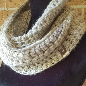 手編みのグレーのインフィニティスカーフ：ウールのシルバースレッドカウル