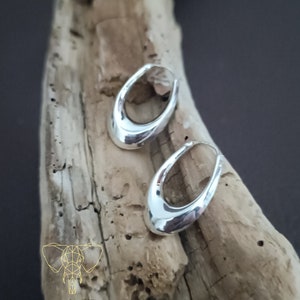 Små örhängen i sterlingsilver, fina ovala örhängen, släta örhängen i 925 silver, eleganta örhängen i sterlingsilver, minimalistiska örhängen.