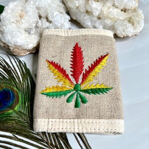 Portefeuille de chanvre | Portefeuille hippie Boho brodé de feuilles de chanvre reggae colorées | Portefeuille en chanvre avec broderie | fabriqué à la main de manière durable