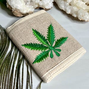 Portefeuille de chanvre | Portefeuille hippie bohème brodé de feuilles de chanvre | Portefeuille en chanvre avec broderie | Fabriqué à la main de manière durable à partir de fibres naturelles