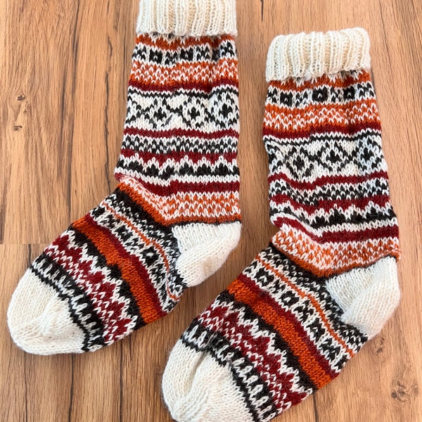 Stricksocken Wollsocken lang, warme Hippie Socken aus reiner Wolle, Winter Accessoires gestrickt Unisex, Wintersocken, Weihnachtssocken