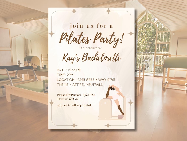 Puede incluir: Una tarjeta de invitaci&oacute;n de color marr&oacute;n claro con fondo blanco y detalles de purpurina dorada. El texto dice "&iexcl;&Uacute;nete a nosotros para una fiesta de Pilates!" para celebrar "La despedida de soltera de Kay". La invitaci&oacute;n incluye la fecha, la hora, la ubicaci&oacute;n, el tema y la informaci&oacute;n de RSVP.