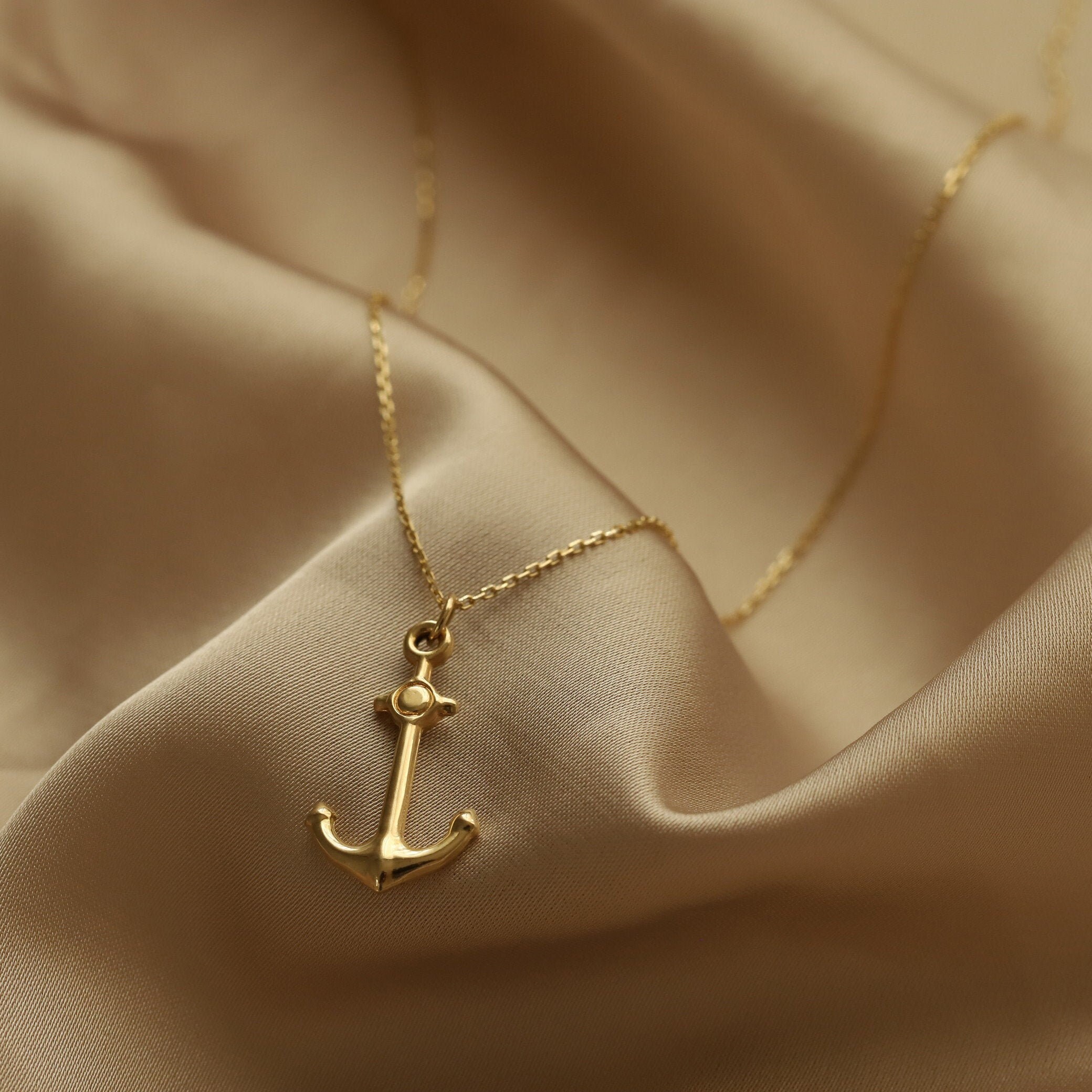 Gold chain with anchor pendant deals