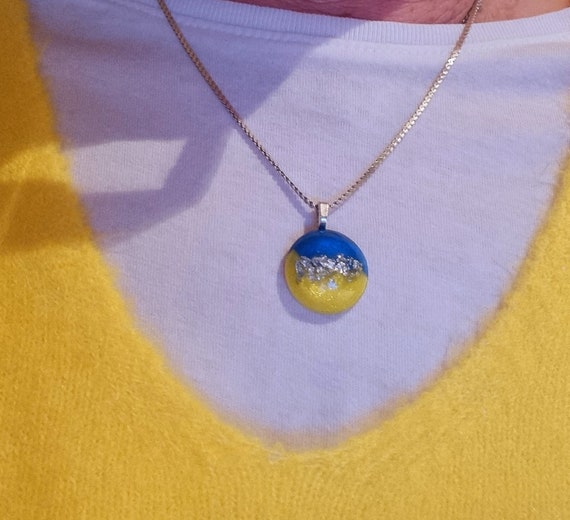 Blue and yellow necklace deals