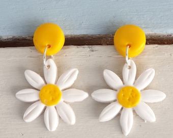 Daisy Earrings. White Daisy Earrings. Flower Earrings. Statement Earrings. Retro Earrings. Bridesmaid Earrings.Flower Earrings.