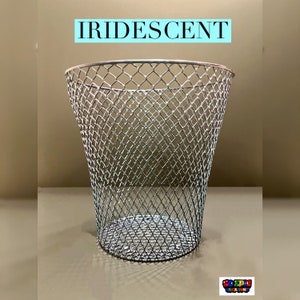 Pode incluir: Um lixo de malha de arame prateado com a palavra "IRIDESCENT" em texto azul acima.
