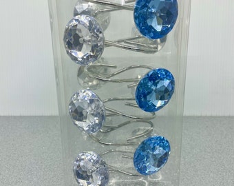 Puede incluir: Un paquete de 12 anillas para cortina de ducha con adornos de diamantes transparentes y azules. Las anillas son de metal plateado.