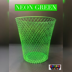 Puede incluir: Un cubo de basura de alambre verde ne&oacute;n con un patr&oacute;n de diamante. El cubo est&aacute; hecho de metal y tiene un fondo redondo.