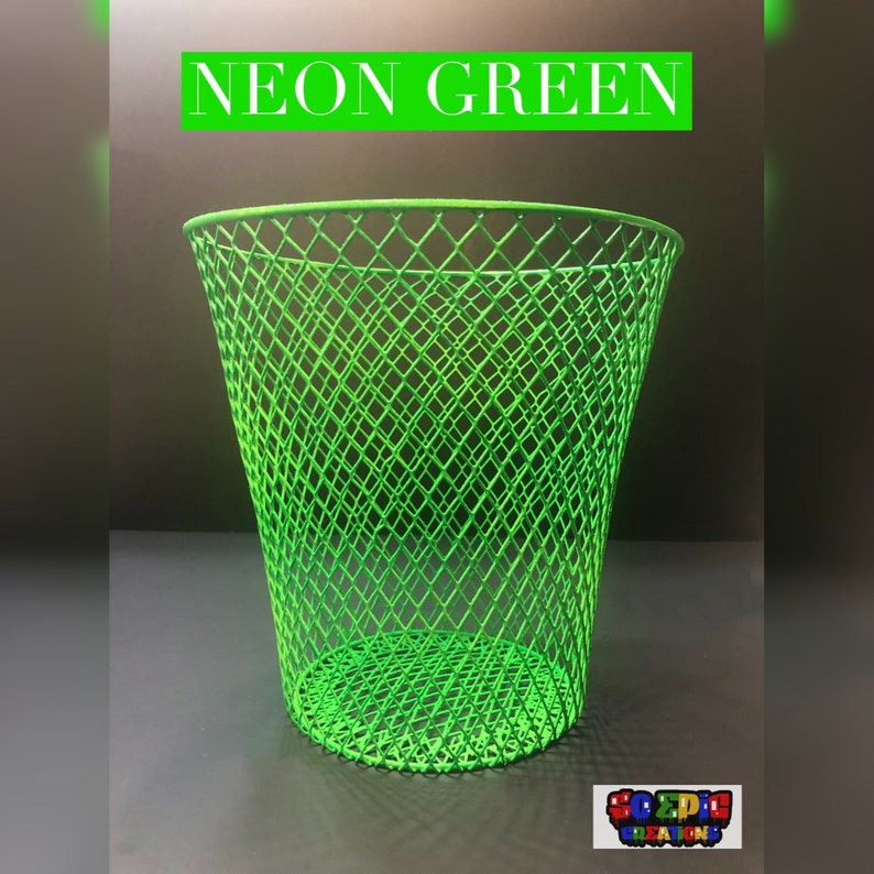 Puede incluir: Un cubo de basura de alambre verde ne&oacute;n con un patr&oacute;n de diamante. El cubo est&aacute; hecho de metal y tiene un fondo redondo.