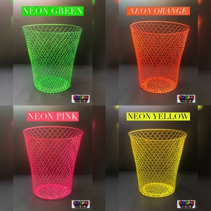 Puede incluir: Cuatro cubos de basura de malla met&aacute;lica en verde ne&oacute;n, naranja, rosa y amarillo. Los cubos son todos del mismo tama&ntilde;o y forma.