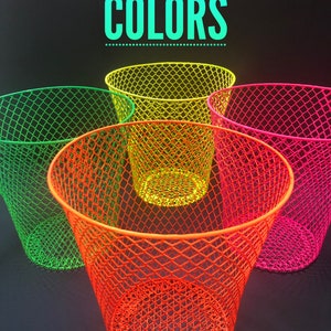 Puede incluir: Cuatro cubos de basura de malla de alambre de color ne&oacute;n. Los cubos son verde, amarillo, naranja y rosa. Los cubos est&aacute;n dispuestos en c&iacute;rculo con el cubo naranja en el centro. El texto "NEON COLORS" est&aacute; en la parte superior de la imagen.