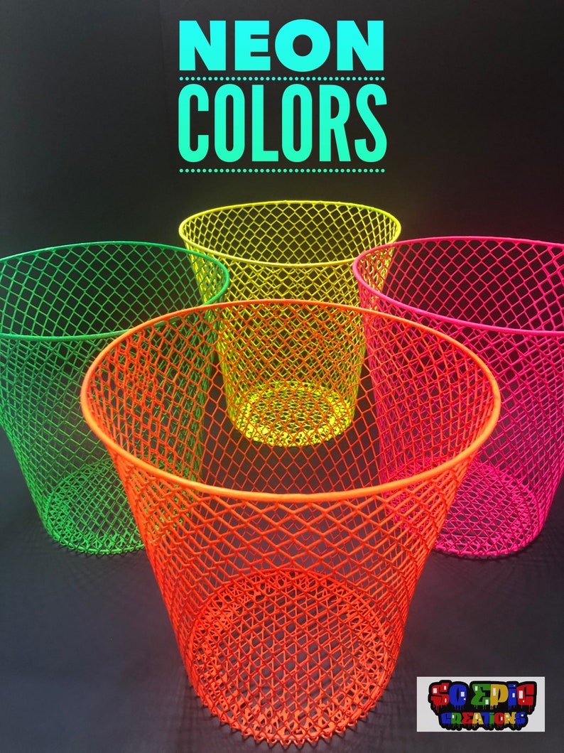 Puede incluir: Cuatro cubos de basura de malla de alambre de color ne&oacute;n. Los cubos son verde, amarillo, naranja y rosa. Los cubos est&aacute;n dispuestos en c&iacute;rculo con el cubo naranja en el centro. El texto "NEON COLORS" est&aacute; en la parte superior de la imagen.