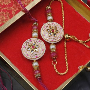 Bhai Bhabhi Rakhi Set | KOSTENLOSE Lieferung mit TRACKABLE Courier | Mit GRATIS Karte & Roli Chawal | Erhältlich mit indischen Gourmet-Süßigkeiten