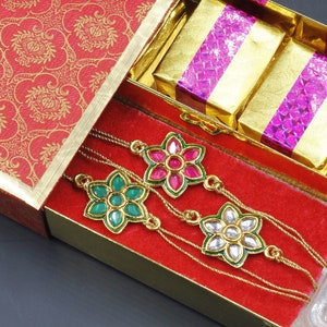 Confezione da tre Rakhis / Consegna GRATUITA con corriere TRACCIABILE / Con carta OMAGGIO e Roli Chawal / Disponibile con dolci gourmet indiani