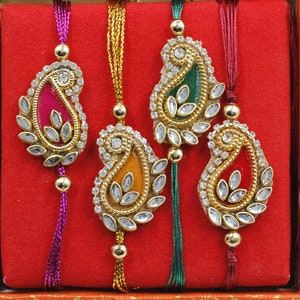 Set von vier Mango-förmigen Kundan Rakis in vier Farben verpackt in einer wunderschönen GESCHENKBOX mit kostenloser Grußkarte und Roli-Chawal