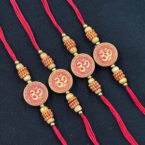 Pacote com 4 Rakhi | Entrega GRÁTIS com entregador RASTREÁVEL | Com cartão e Roli Chawal de cortesia | Disponível com doces gourmet indianos