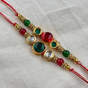 Pacote com 2 Rakhi | Entrega GRÁTIS com entregador RASTREÁVEL | Com cartão e Roli Chawal de cortesia | Disponível com doces gourmet indianos