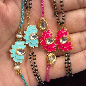 Ensemble Bhai Bhabhi Rakhi | Livraison GRATUITE avec le service de messagerie TRACKABLE | Avec carte GRATUITE et Roli Chawal | Disponible avec les bonbons gourmets indiens