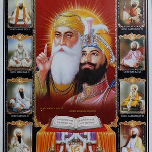 Könnte beinhalten: Eine farbenfrohe Illustration der zehn Sikh-Gurus, mit Guru Nanak Dev Ji und Guru Gobind Singh Ji im Zentrum. Das Bild enthält den Text "Guru Granth Sahib Ji" und "PGW-031".