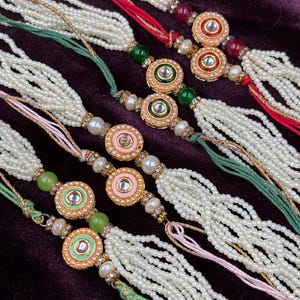 Bhai Bhabhi rakhi-set | GRATIS levering bij TRACEERBARE koerier | Met GRATIS kaart en Roli Chawal | Verkrijgbaar met Indiase gastronomische zoetigheden
